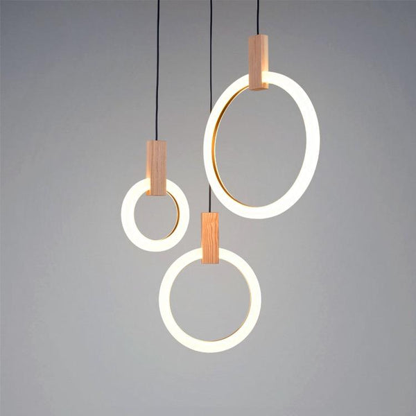 Lumières de Scandinavie - Halo - Lustre design en bois et acrylique, source lumineuse LED. Éclairage d'escalier.
