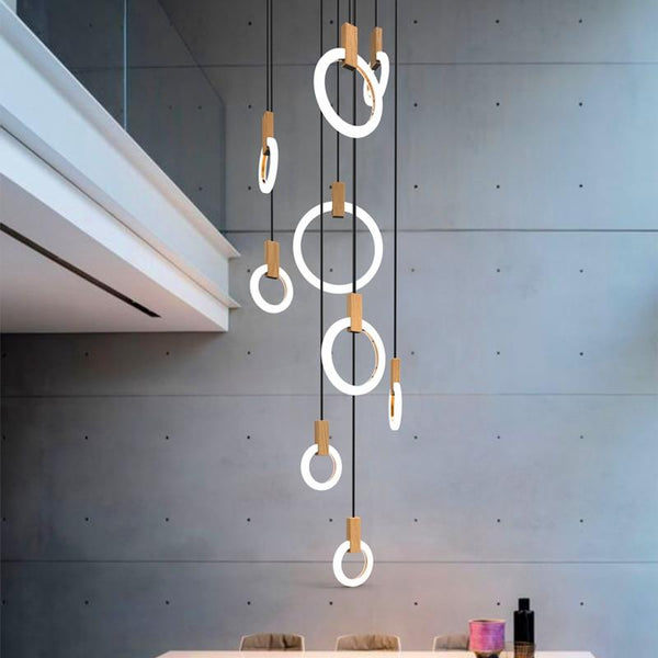Lumières de Scandinavie - Halo - Lustre design en bois et acrylique, source lumineuse LED. Éclairage d'escalier.